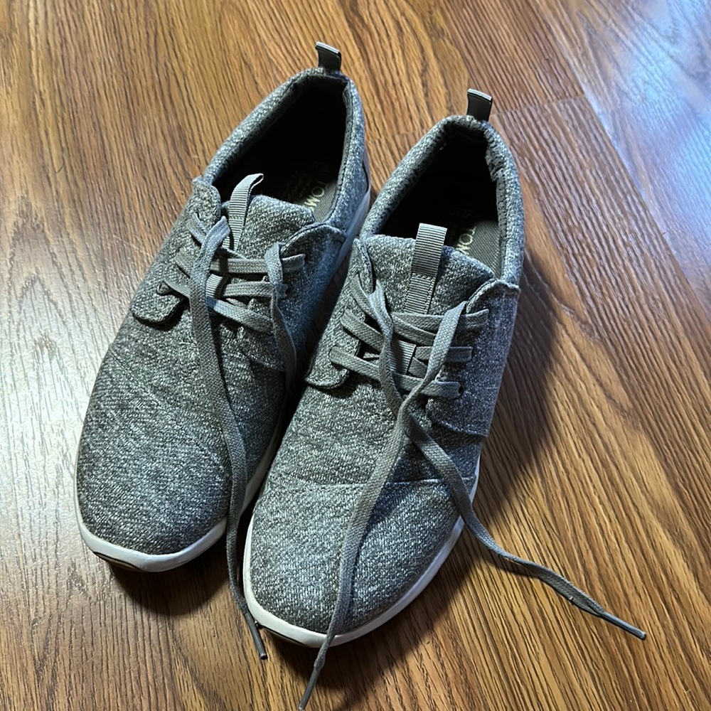 Women’s Tom’s shoes